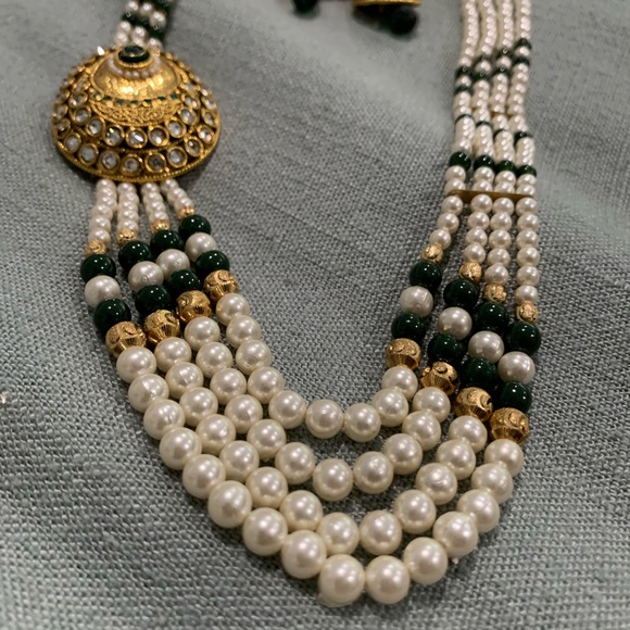 Long pearl and kundan necklace with drop earrings - Picture 2 of 4